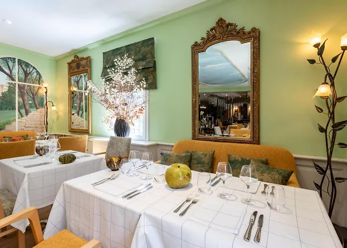 Logis Hotel La Bastide De Grignan & Restaurant La Chenaie